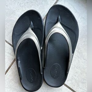 Oofos sandals size 7 Women’s